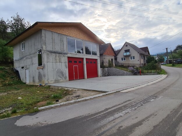 Ďurďovania si svojpomocne prerábajú požiarnu zbrojnicu.