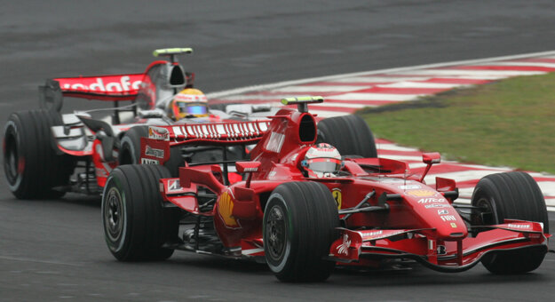Lewis Hamilton (vzadu) a Kimi Räikkönen na zábere z roku 2007.