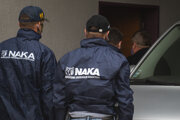 Policajná eskorta a príslušníci Národnej kriminálnej agentúry privádzajú vysokého postaveného policajného funkcionára Norberta Pakšiho a špeciálneho prokurátora Dušana Kováčika na pojednávanie na Špecializovaný trestný súd v Pezinku.