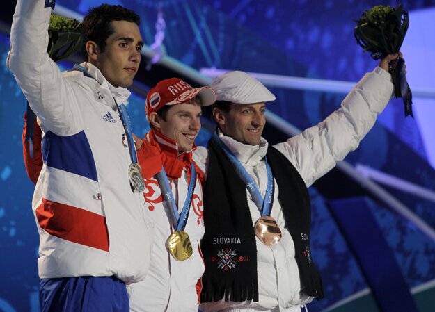 Pôvodné stupne víťazov, zľava Martin Fourcade, Jevgenij Usťugov a Pavol Hurajt.