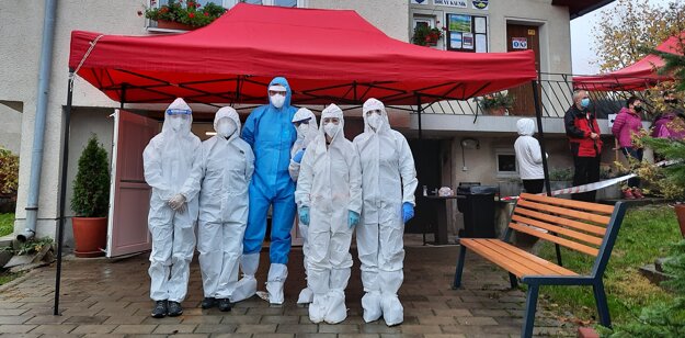 Odberový tím z Dolného Kalníka môže testovať chorých a zdravotne znevýhodnených ľudí aj z auta.