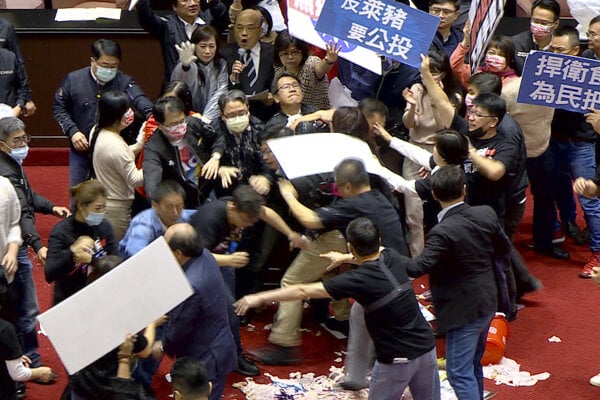 Taiwanskí poslanci sa pobili pre nezhody okolo dovozu mäsa z USA