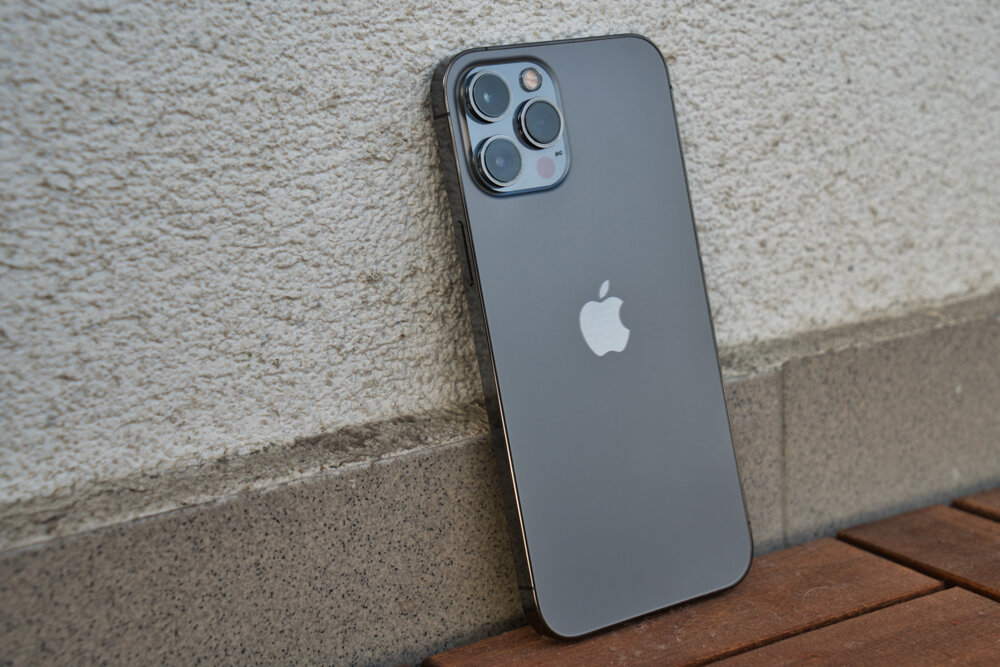 iPhone 12 Pro Max je skutočne veľký smartfón, ktorý jednou rukou neovládnete.