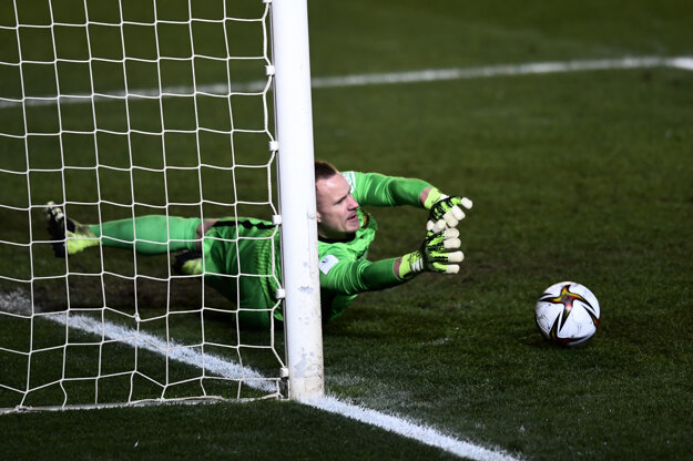 Brankár Marc-André ter Stegen počas penaltového rozstrelu.