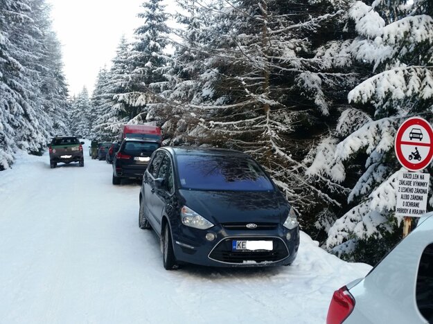 Parkujúce autá pri Šumiaci