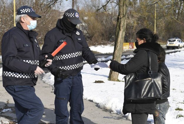Mestská polícia kontroluje výsledok testu na Luníku IX.