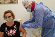 V niektorých krajinách EÚ dávajú po prvej dávke vakcíny od AstraZenecy druhú od Pfizeru alebo Moderny. 