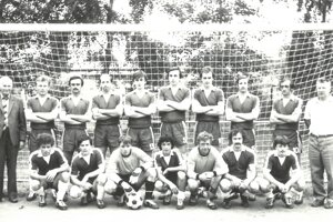 TJ Podtureň. Futbalový klub v sezóne 1983/1984. Horný rad: Peter Zlejší– predseda TJ, Tekel Zdeno, Juraj Goralský, Mikuláš Janovčík, Zdeno Švárny, Milan Janek, ĽudovítBathory, Ján Petrovský, Vladimír Ilavský, Forgáč Jaroslav st. Dolný rad: Majer Vladimír, Daniel Mlynarčík, Peter Auznaver, Gustáv Mlynarčík, Ján Kondor, Ladislav Vozárik, Milan Dzuriak.