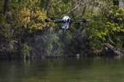 Dron postrekuje hladinu vody.