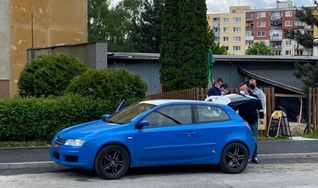 Prehliadka vozidla, kde našli policajti boxer.