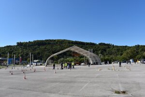 Prípravy areálu na prešovskú sv. liturgiu sú v plnom prúde.