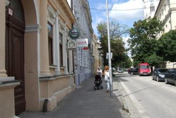 Otec našiel dcéru pred kaviarňou na Farskej ulici. Sedela na schodoch.