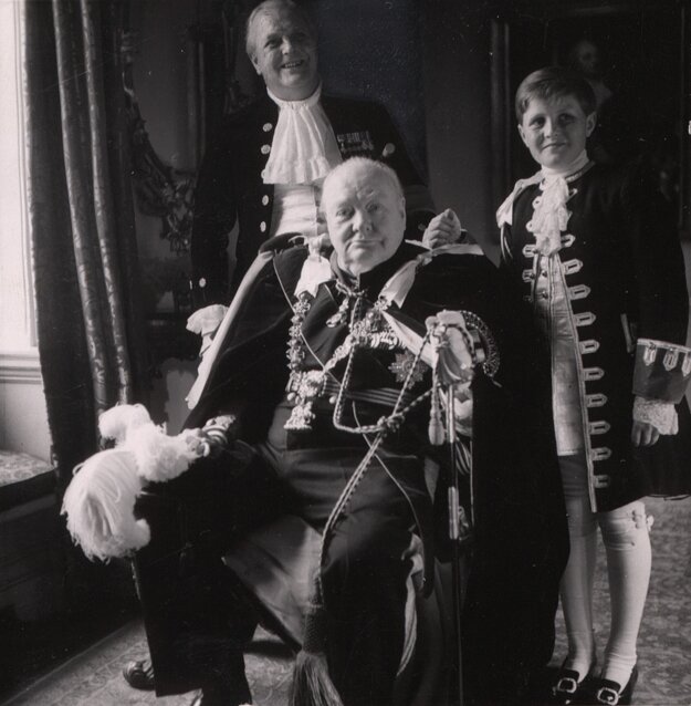 Winston Churchil so svojim synom Randolphom a vnukom Winstonom v deň korunovácie Alžbety II.