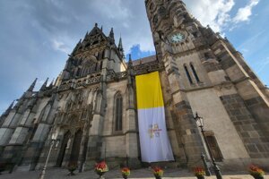 Do redakcie sme dostali podnet s otázkou, či vlajka Vatikánu zavesená na Dóme sv. Alžbety, takpovediac naležato, je umiestnená správne a v súlade s protokolom. "Po konzultácii s riaditeľom Arcibiskupského úradu v Košiciach Jánom Urbanom potvrdzujeme, že vlajka je umiestnená správne," reagovala Lenka Kľúčiková z kancelárie arcibiskupského úradu. 