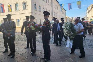 Veriaci sa už zhromažďujú pred vstupom do katedrály, dostávajú program slávnostnej pohrebnej omše a postupne prichádzajú aj cirkevní hodnostári.
