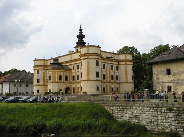 Renesančný kaštieľ v Markušovciach, vedľa kúria Zuzana. (zdroj: markusovce.sk )