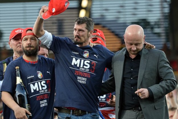 Marián Čišovský máva červenou čiapkou. Vľavo ho sprevádza bývalý kapitán Plzne Pavel Horváth.