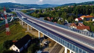 Diaľnica do Poľska? Ráž hovorí o ušetrených 200 miliónoch, bagre čaká v tomto roku