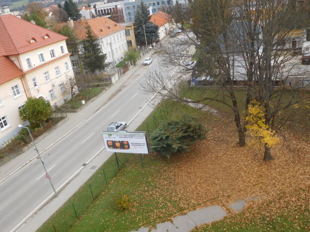 Pohľad na parcely, kde kedysi stál židovský cintorín. Park je dnes oplotený. (zdroj: László Kardos)