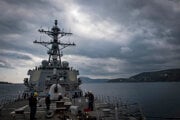 Americký torpédoborec USS Carney.