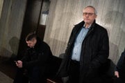 Otec zavraždeného študenta Daniel Tupý starší na súde. Za ním sedí obžalovaný Adam Puškár.