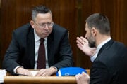 Minister financií Ladislav Kamenický (Smer) a vpravo poslanec parlamentu SR Marián Viskupič (SaS).