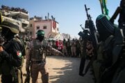 Hamas a militanti Islamského džihádu zaisťujú oblasť, zatiaľ čo predstavitelia Červeného kríža čakajú na odovzdanie rukojemníkov.