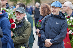 Ib Katznelson, ktorý prežil Ravensbrück, a jeho syn David Katznelson sa zúčastňujú na spomienkovom podujatí pri príležitosti 80. výročia oslobodenia koncentračného tábora Sachsenhausen v nemeckom Fürstenbergu.
