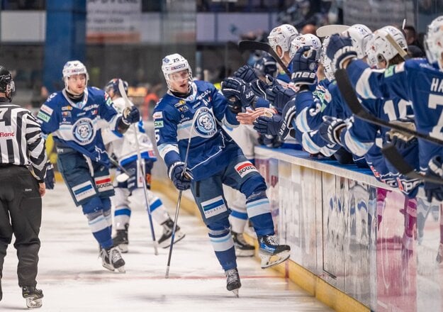 Samuelovi Bučekovi chýbajú štyri góly, aby prekonal Henricha Ručkaya a stal sa historicky najlepším extraligovým strelcom HK Nitra. (zdroj: Jakub Kania)