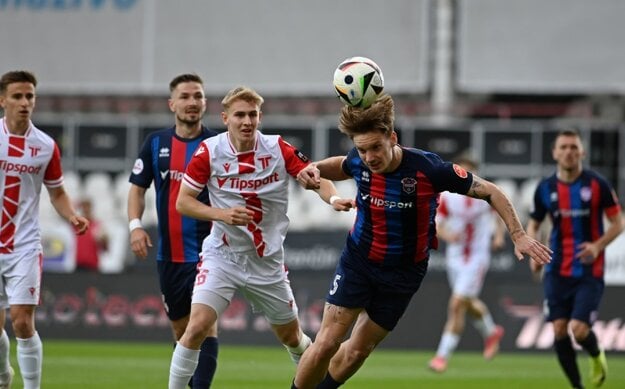 Obranu Zlatých Moraviec držal aj Mário Mrva (vpredu). (zdroj: Peter Kapusta)