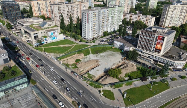 Najprv kúpil pozemok, ktorý je oplotený, potom susediaci vľavo. Na trhu je aj budova banky, developer hovorí o atraktívnej lokalite. (zdroj: M.Medzihradský)
