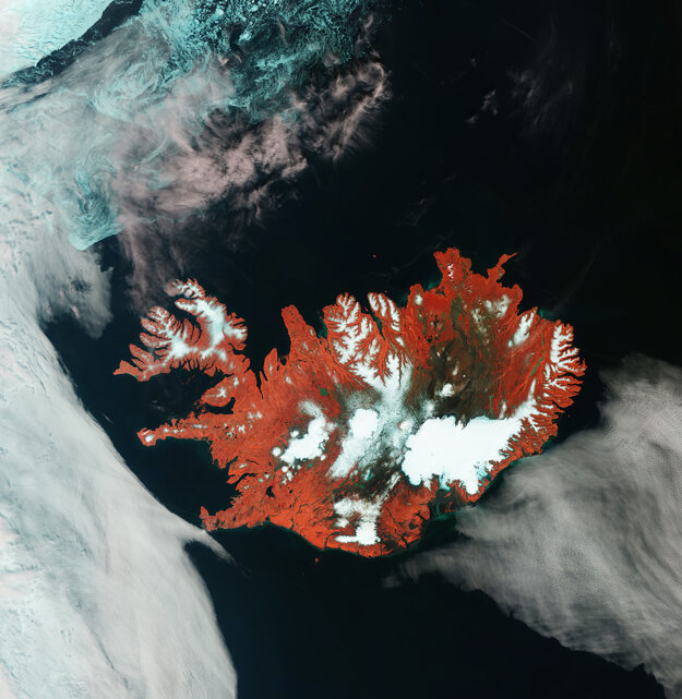 Island vo falošných farbách. Červená naznačuje výskyt vegetácie - tráv, močarísk a vresovísk. (zdroj: Copernicus Sentinel/ESA)