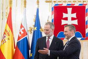 Španielsky kráľ Filip VI. a prezident Peter Pellegrini počas uvítacieho ceremoniálu v Prezidentskom paláci.