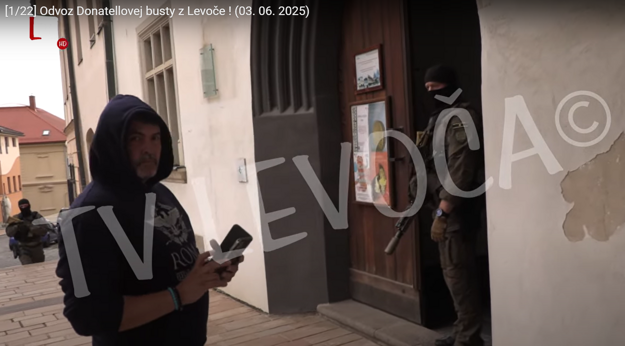 Lukáš Machala pri presune busty. (zdroj: TV Levoča)