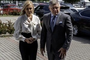Premiér Robert Fico a Denisa Saková v rámci kontrolného dňa na ministerstve hospodárstva.