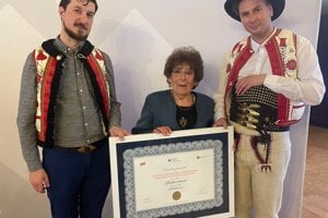 Iveta Zuskinová s kolegami  etnológmi,  ktorí sa venujú  výskumu a dokumentácii  ovčiarstva. Zľava Tomáš Mrázek, vpravo Peter Kováč. 