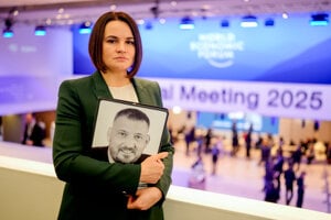 Sviatlana Cichanovská s fotkou manžela Siarheja Cichanovského.

Čítajte viac: https://svet.sme.sk/c/23508311/disidenta-cichanovskeho-prepustili-z-bieloruskeho-vazenia-odsudili-ho-na-18-rokov.html