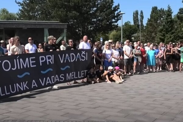Zhromaždenie pred rezortom Vadaš v Štúrove.