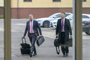 Bývalý minister Gábor Gál (vpravo) prichádza na pojednávanie na Špecializovaný trestný súd v Pezinku.