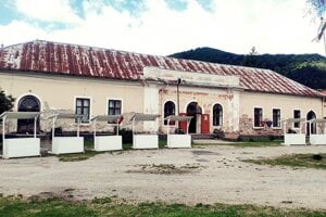 Kaštieľ v Štítniku je v areáli Vodného hradu. V súčasnosti je tam výstava obrazov a múzeum histórie kinematografie.