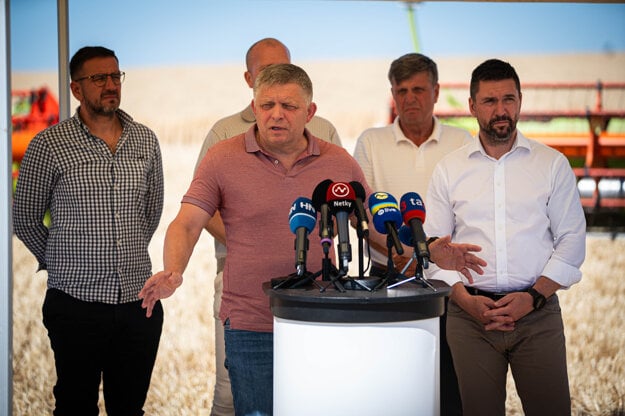 Premiér Robert Fico na žatve družstva Radošinka pri Veľkých Ripňanoch. (zdroj: SME/Marko Erd)