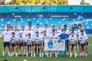 FC Nitra po prvom tréningu letnej prípravy spolu s verným fanúšikom Mikulášom Némethom. V sobotu 5. júla o 14.00 h je na pláne prípravný zápas u českého druholigistu v Kroměříži.