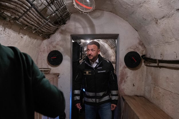 Minister vnútra Matúš Šutaj Eštok v kryte civilnej ochrany (zdroj: TASR-Martin Baumann)
