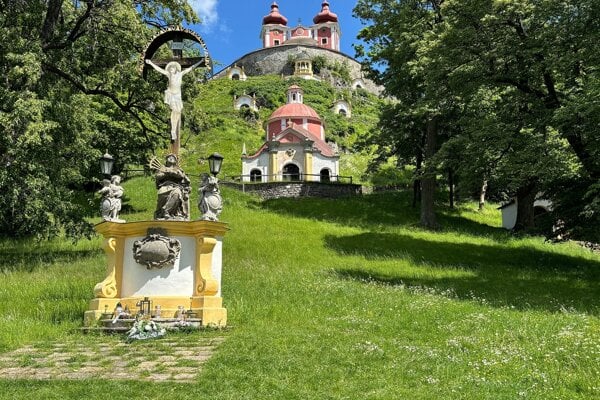 Nad Banskou Štiavnicou sa týči baroková kalvária s troma kostolmi a devätnástimi kaplnkami.