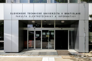 Vchod do budovy Fakulty elektrotechniky a informatiky Slovenskej technickej univerzity v Bratislave.
