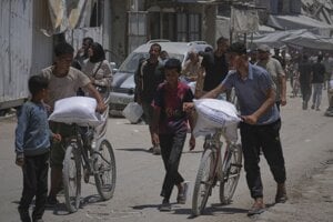 Palestínčanai s múkou v utečeneckom tábor v meste Chan Junis na juhu Pásma Gazy.