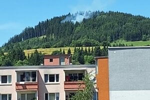 Oheň sa rozhorel na kopci Dúbrava nad Dolným Kubínom. 