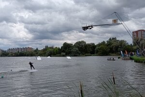 Nové prekážky na profesionálnej úrovni si hneď po slávnostnom odhalení vyskúšali prví wakeboardisti.