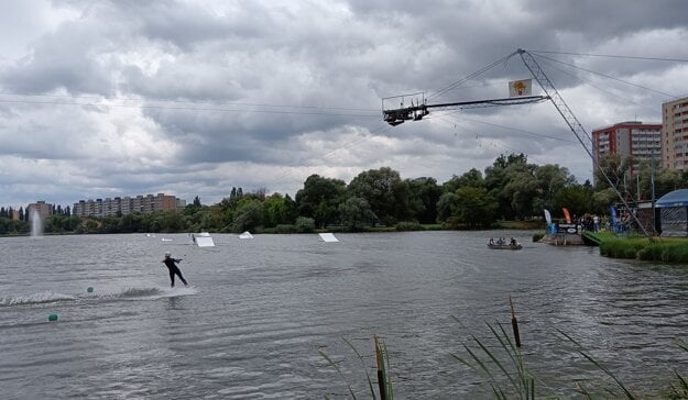 Nové prekážky na profesionálnej úrovni si hneď po slávnostnom odhalení vyskúšali prví wakeboardisti. (zdroj: Korzár/Peter Jabrik)