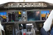 Cockpit lietadla Boeing 787. V strede sú páky ovládania motorov, pod nimi sú dva guľaté spínače, ktoré prerušujú prítok paliva. 